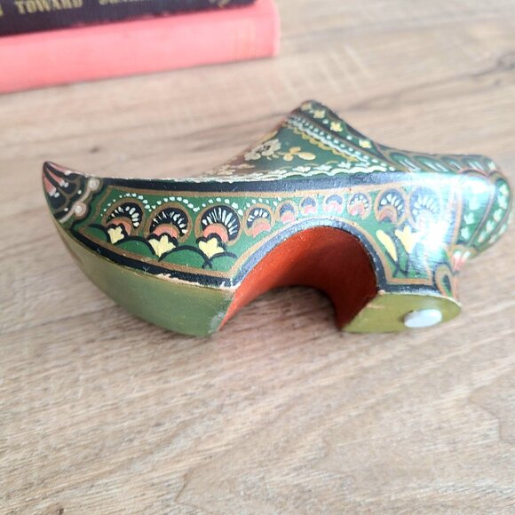 Dutch wooden hand painted shoe figurine with floral design. - Picture 6 of 7